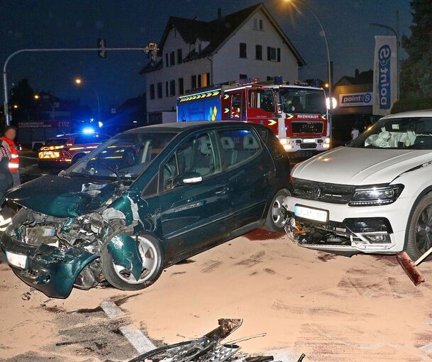 Beide Autos wurden stark beschädigt. Beide Autos wurden stark beschädigt.