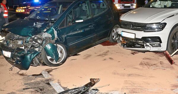 Beide Autos wurden stark beschädigt. Beide Autos wurden stark beschädigt.
