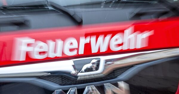 Feuer-Ballenpresse-brennt-auf-Feld-bei-Remseck