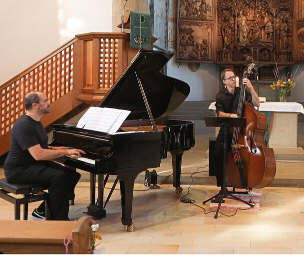 Dennis Müller (Klavier) und Mario Steinheil jazzen in der Besigheimer Stadtkirche.