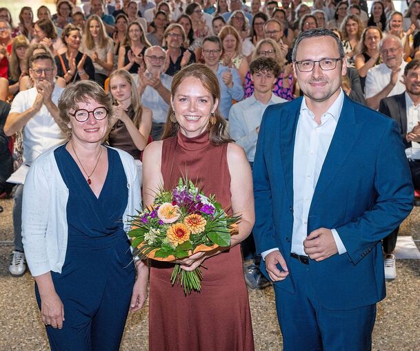 Viel Applaus bei der Einsetzungsfeier: Kristina Klammt (Schulreferentin am Regierungspräsidium Stuttgart), die neue Schulleiterin Barbara Fink und Bürgermeister Christian Eiberger (v.l.).