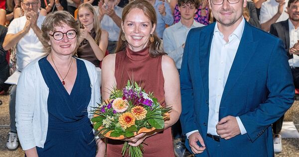 Viel Applaus bei der Einsetzungsfeier: Kristina Klammt (Schulreferentin am Regierungspräsidium Stuttgart), die neue Schulleiterin Barbara Fink und Bürgermeister Christian Eiberger (v.l.).