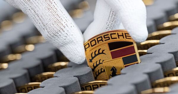 Seit dem Rekordjahr 2023 sinken die Absatzzahlen bei Porsche deutlich. das hat Konsequenzen. Seit dem Rekordjahr 2023 sinken die Absatzzahlen bei Porsche deutlich. das hat Konsequenzen.