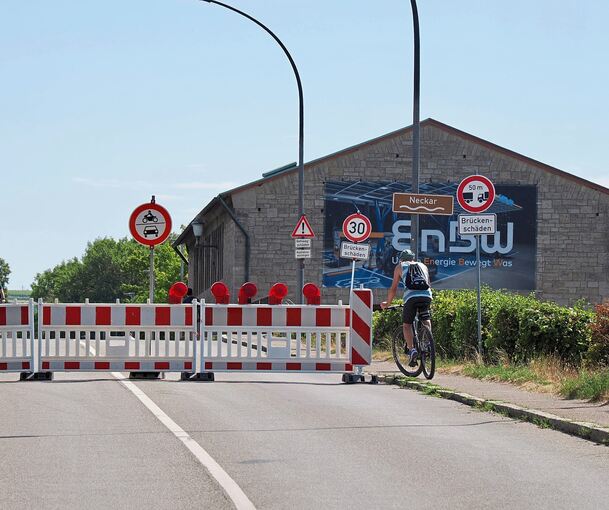 Nur noch für Radfahrer und Fußgänger ist die Brücke passierbar.