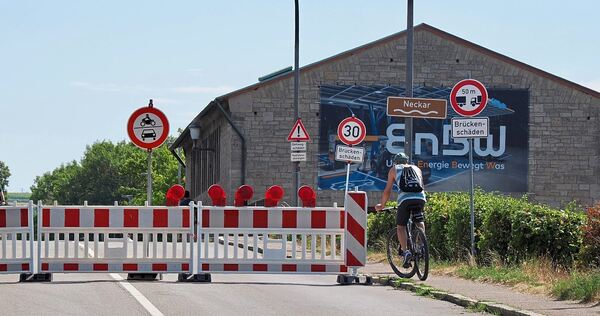Nur noch für Radfahrer und Fußgänger ist die Brücke passierbar. Nur noch für Radfahrer und Fußgänger ist die Brücke passierbar.