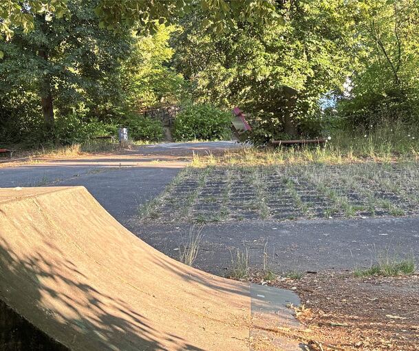 Der Spielplatz an der Stuttgarter Straße verdient es eigentlich nicht mehr, Spielplatz zu heißen. Er fristet ein trauriges Dasein – noch.