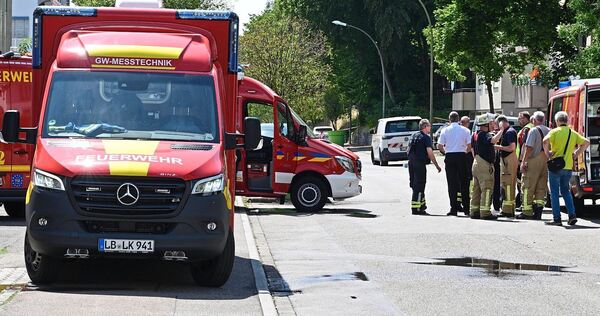Für etwa zweieinhalb Stunden war nach einer Mini-Explosion am Umspannwerk in Aldingen am Montag die Neckarstraße gesperrt. Für etwa zweieinhalb Stunden war nach einer Mini-Explosion am Umspannwerk in Aldingen am Montag die Neckarstraße gesperrt.