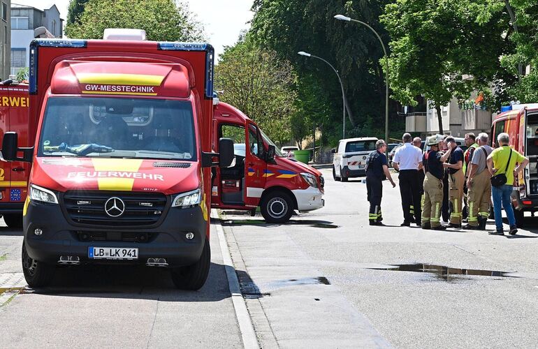 Für etwa zweieinhalb Stunden war nach einer Mini-Explosion am Umspannwerk in Aldingen am Montag die Neckarstraße gesperrt. Für etwa zweieinhalb Stunden war nach einer Mini-Explosion am Umspannwerk in Aldingen am Montag die Neckarstraße gesperrt.