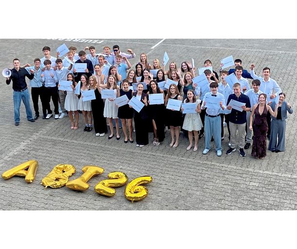 Geschafft! Diese jungen Erwachsenen haben das Abitur in der Tasche. Geschafft! Diese jungen Erwachsenen haben das Abitur in der Tasche.