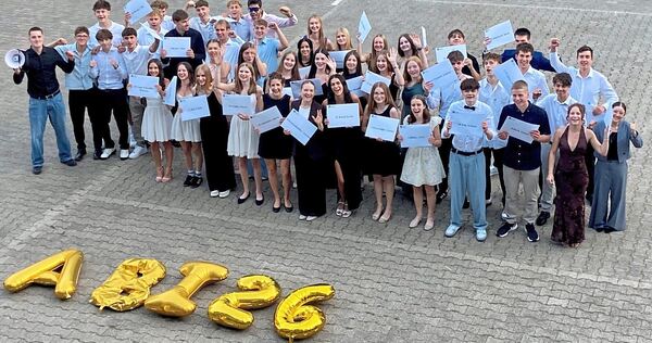 Geschafft! Diese jungen Erwachsenen haben das Abitur in der Tasche.