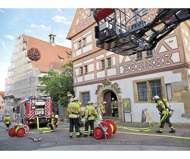 „Das Gebäude ist mit seiner alten Holzkonstruktion und sehr schmalen Treppenhäusern im Brandfall schwieriger zu kontrollieren als ein modernes Betongebäude“, sagt Frank Wallesch, Kommandant der Freiwilligen Feuerwehr Bietigheim-Bissingen.