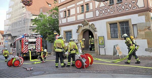 „Das Gebäude ist mit seiner alten Holzkonstruktion und sehr schmalen Treppenhäusern im Brandfall schwieriger zu kontrollieren als ein modernes Betongebäude“, sagt Frank Wallesch, Kommandant der Freiwilligen Feuerwehr Bietigheim-Bissingen.