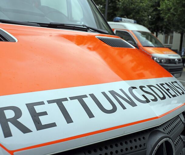 Der Rettungsdienst kümmert sich um den Verletzten.