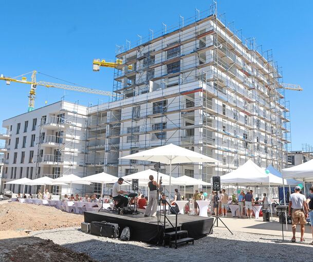 Bühne auf der Baustelle: Das Karlsruher Duo „Klangmoment“ unterhielt die Gäste.