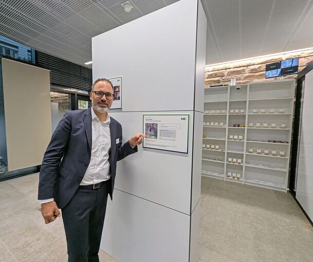 Thorsten Eller, verantwortlich für Digitales bei der IHK, zeigt an der „Klau-Ecke“, dem nachgebauten Kaufladen, wie KI Ladendiebe entlarvt.