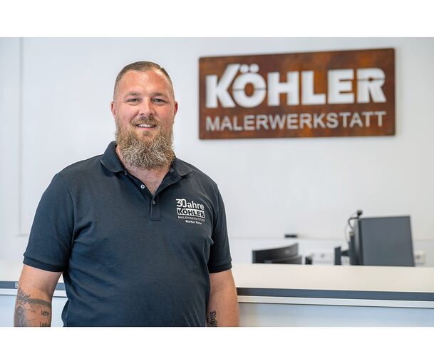 Markus Käfer ist seit vier Jahren Chef des Horrheimer Handwerksbetriebs Malerwerkstatt Köhler. Das Schild im Hintergrund hängt in seinem Büro - und hat er natürlich selbst gefertigt.