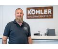 Markus Käfer ist seit vier Jahren Chef des Horrheimer Handwerksbetriebs Malerwerkstatt Köhler. Das Schild im Hintergrund hängt in seinem Büro - und hat er natürlich selbst gefertigt.