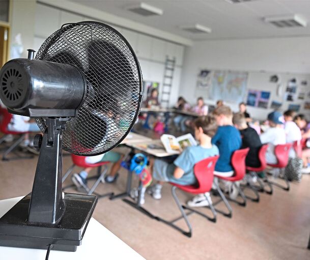 Kühlen mit Ventilatoren – Unterrichten an Hitzetagen wie diesen wird immer herausfordernder.