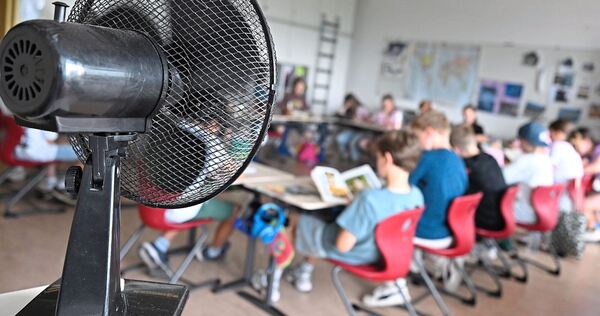 Kühlen mit Ventilatoren – Unterrichten an Hitzetagen wie diesen wird immer herausfordernder. Kühlen mit Ventilatoren – Unterrichten an Hitzetagen wie diesen wird immer herausfordernder.