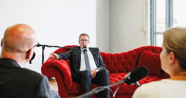 Bernd Hertweck auf der LKZ-News Couch im Gespräch mit Ulrike Trampus und Stephan Wolf aus der Chefredaktion.