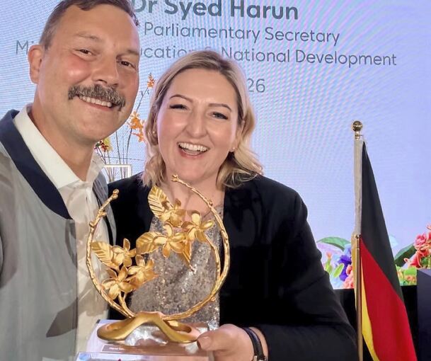 Anja Ersing ist während des Wettbewerbs von Nicolaus Peters, dem amtierenden Weltmeister der Floristen, unterstützt worden.