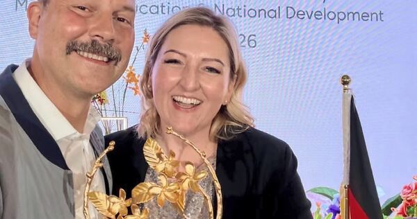 Anja Ersing ist während des Wettbewerbs von Nicolaus Peters, dem amtierenden Weltmeister der Floristen, unterstützt worden. Anja Ersing ist während des Wettbewerbs von Nicolaus Peters, dem amtierenden Weltmeister der Floristen, unterstützt worden.
