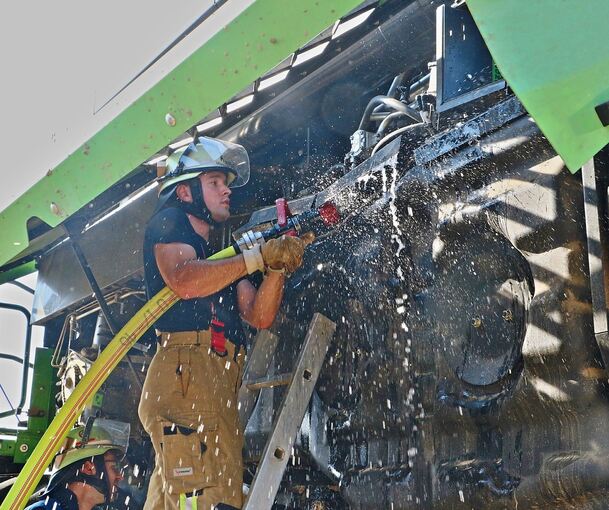 Wasser marsch: Die Feuerwehr half dabei, den Mähdrescher herunterzukühlen. Wasser marsch: Die Feuerwehr half dabei, den Mähdrescher herunterzukühlen.
