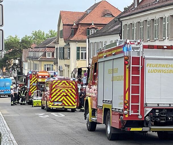 Mit vier Fahrzeugen war die Feuerwehr zum Einsatz in der Mömpelgardstraße ausgerückt.