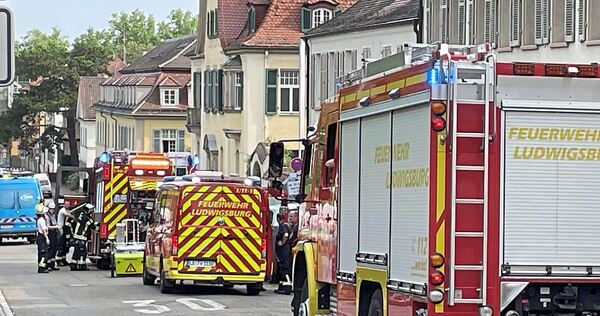 Mit vier Fahrzeugen war die Feuerwehr zum Einsatz in der Mömpelgardstraße ausgerückt. Mit vier Fahrzeugen war die Feuerwehr zum Einsatz in der Mömpelgardstraße ausgerückt.