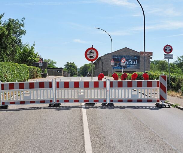 Gesperrte Brücke: Die Besigheimer Stadträte fordern mehr Druck auf die Planungsbehörde.