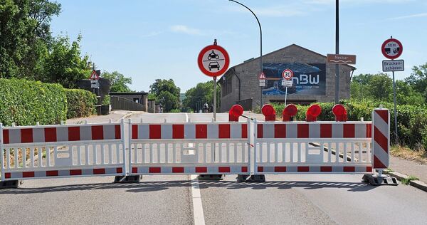 Gesperrte Brücke: Die Besigheimer Stadträte fordern mehr Druck auf die Planungsbehörde. Gesperrte Brücke: Die Besigheimer Stadträte fordern mehr Druck auf die Planungsbehörde.