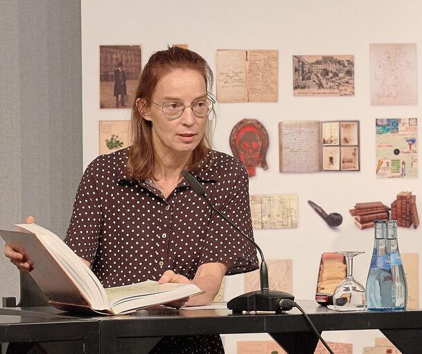 Spannende Einblicke in ungewöhnliche Gästebücher: Gunilla Eschenbach, die am DLA das Erschließungsreferat Handschriften leitet, präsentiert den neuen Bestand.