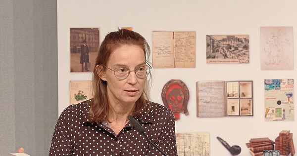 Spannende Einblicke in ungewöhnliche Gästebücher: Gunilla Eschenbach, die am DLA das Erschließungsreferat Handschriften leitet, Spannende Einblicke in ungewöhnliche Gästebücher: Gunilla Eschenbach, die am DLA das Erschließungsreferat Handschriften leitet, präsentiert den neuen Bestand.