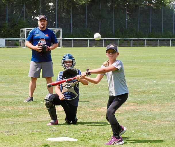 Auch Mädchen spielen Baseball. Karl Benhke (links hinten) passt auf.