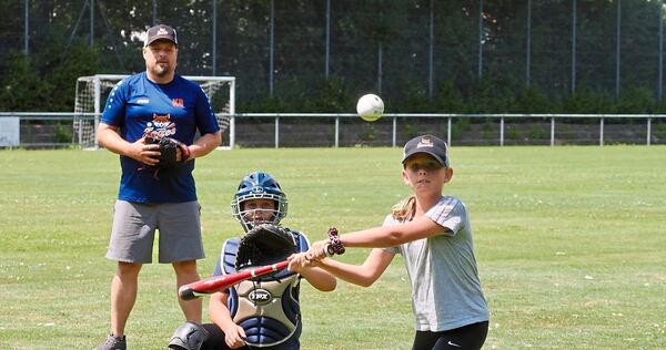 Auch Mädchen spielen Baseball. Karl Benhke (links hinten) passt auf. Auch Mädchen spielen Baseball. Karl Benhke (links hinten) passt auf.