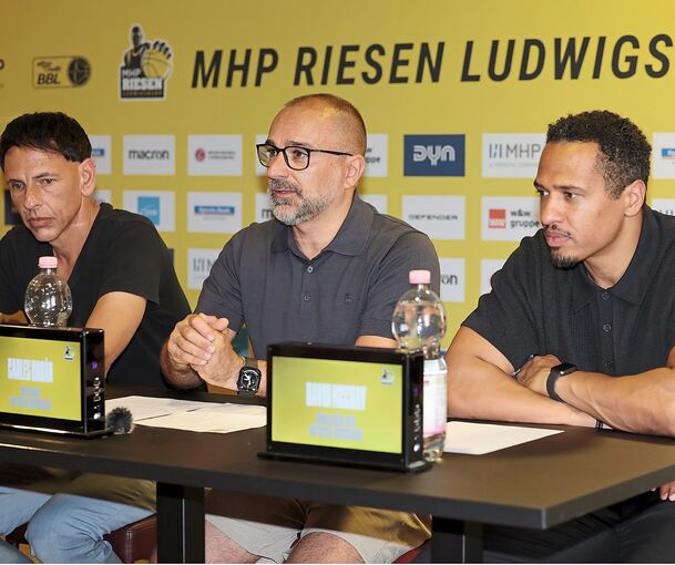 Geben erste Einblicke: Alexander Reil (links), Carles Duran Ortega (Mitte) und David McCray am Mittwoch in der MHP-Arena.
