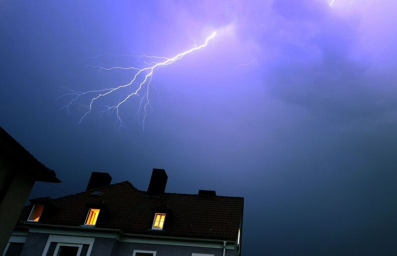 Blitze über einem Wohnhaus Blitze über einem Wohnhaus