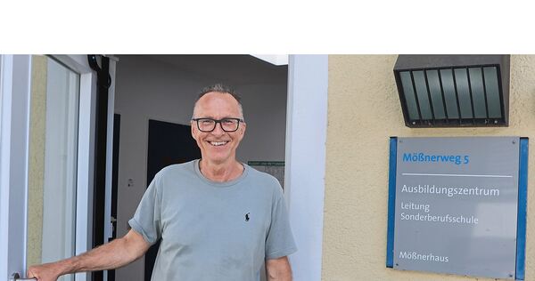 Früher in der Industrie, jetzt in einer sozialen Einrichtung tätig: Ralf Schinzel am Eingang des Ausbildungszentrums auf der Lud Früher in der Industrie, jetzt in einer sozialen Einrichtung tätig: Ralf Schinzel am Eingang des Ausbildungszentrums auf der Ludwigsburger Karlshöhe.