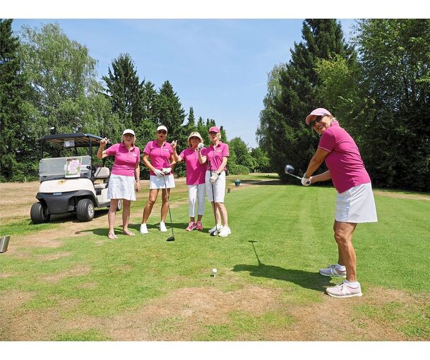 Sie trugen pinkfarbene Polo-Shirts und spielten am Dienstag Golf für mehr Brustkrebsfrüherkennung. Beim Golfclub Neckartal ist das jedes Jahr guter Brauch.