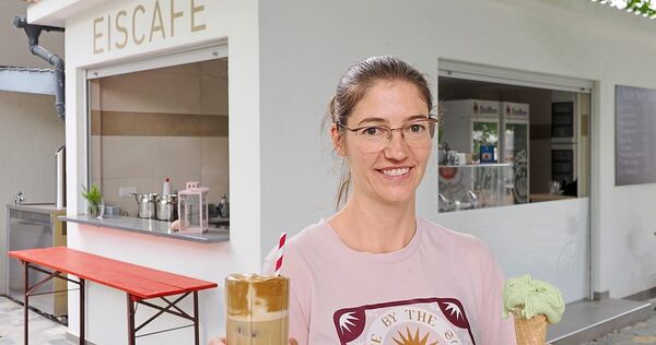 Anna Stefanidis öffnet bei schönem Wetter mittwochs bis sonntags gegen 14 Uhr das Eiscafé unter den großen Kastanienbäumen.