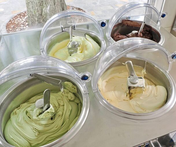 Das Eis wird ständig gerührt und ist besonders cremig. Die Ausweil ist klein, aber fein.