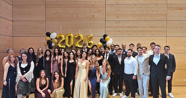Der Abiturjahrgang 2026 der Erich-Bracher-Schule.