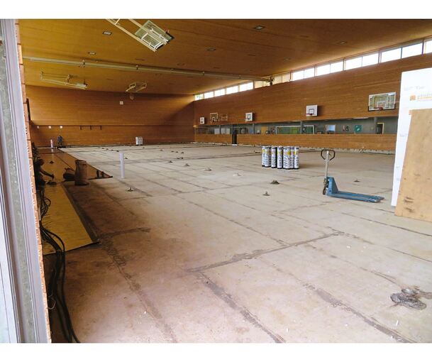 Seit nahezu zwei Jahren ist die Sporthalle beim Vaihinger Stromberg-Gymnasium nach Wasserschäden ein Sanierungsfall. Bis zum Jahresende soll die Anlage wieder zur Verfügung stehen.