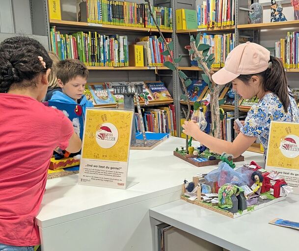 Die Kinder in der Stadtbibliothek mit ihren kleinen Kunstwerken.