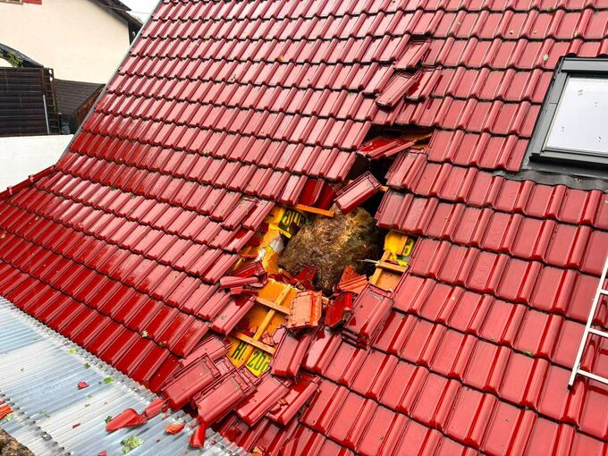 Felsblock kracht nach Unwetter in Hausdach Felsblock kracht nach Unwetter in Hausdach