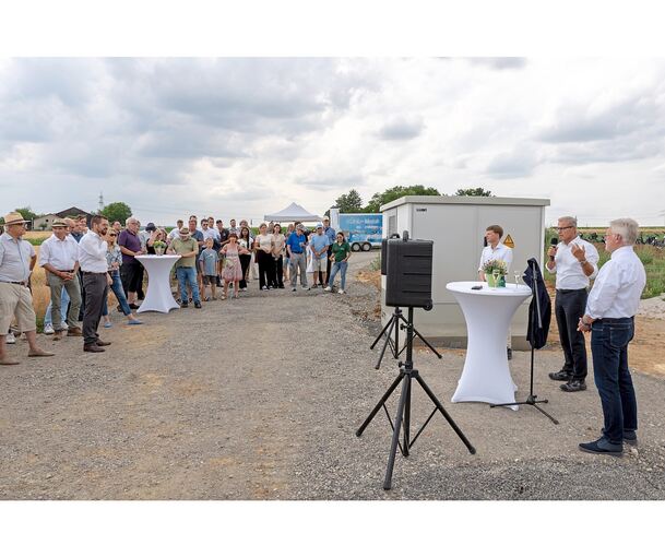 Das Interesse am neuen Heizwerk ist groß - auch beim Spatenstich. Rechts OB Michael Makurath, daneben Stadtwerke-Geschäftsführer Frank Feil sowie Markus Heuberg von den Stadtwerken.