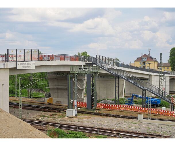 Ab Dienstag kann der Verkehr über die neue große Pflugfelder Brücke rollen