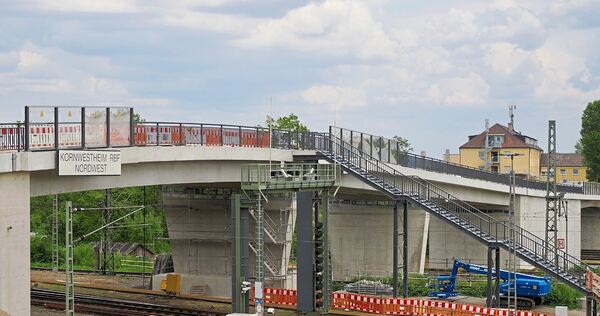 Ab Dienstag kann der Verkehr über die neue große Pflugfelder Brücke rollen