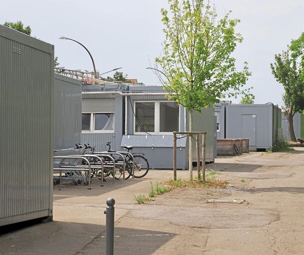 Seit 2022 stehen auf dem Parkplatz an der Schlieffenstraße Wohncontainer für Geflüchtete. Wenn sie im kommenden Jahr verschwinden, sollen Betriebswohnungen für Beschäftigte in der Weststadt gebaut werden.