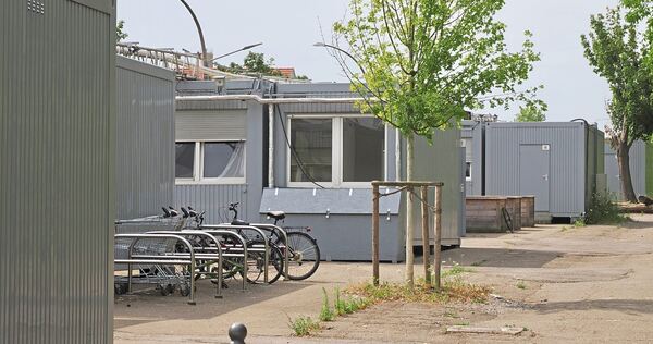 Seit 2022 stehen auf dem Parkplatz an der Schlieffenstraße Wohncontainer für Geflüchtete. Wenn sie im kommenden Jahr verschwinden, sollen Betriebswohnungen für Beschäftigte in der Weststadt gebaut werden.